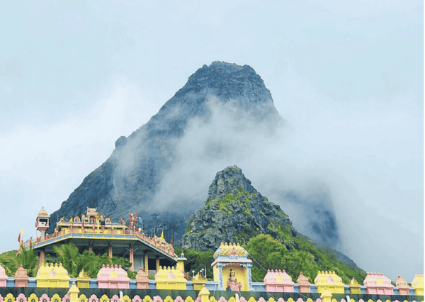 Le temple au pied de la montagne