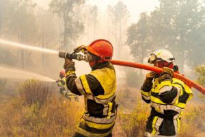 Les pompiers combattent l'incendie